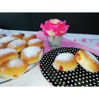 Gogoși pufoase coapte și umplute cu gem